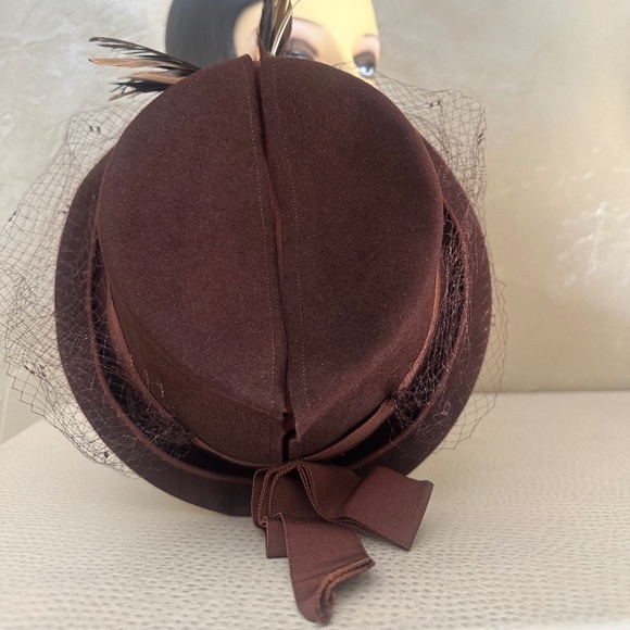 EXTRAORDINARY 1940s\' BROWN FELT FEDORA/SPLIT CROWN, VEIL & FEATHER \